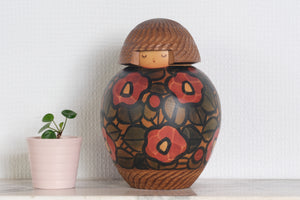 Exclusive Vintage Creative Kokeshi by Sansaku Sekiguchi 関口三 (1925-2018) | Titled: 山椿 - Camellia | 19,5 cm