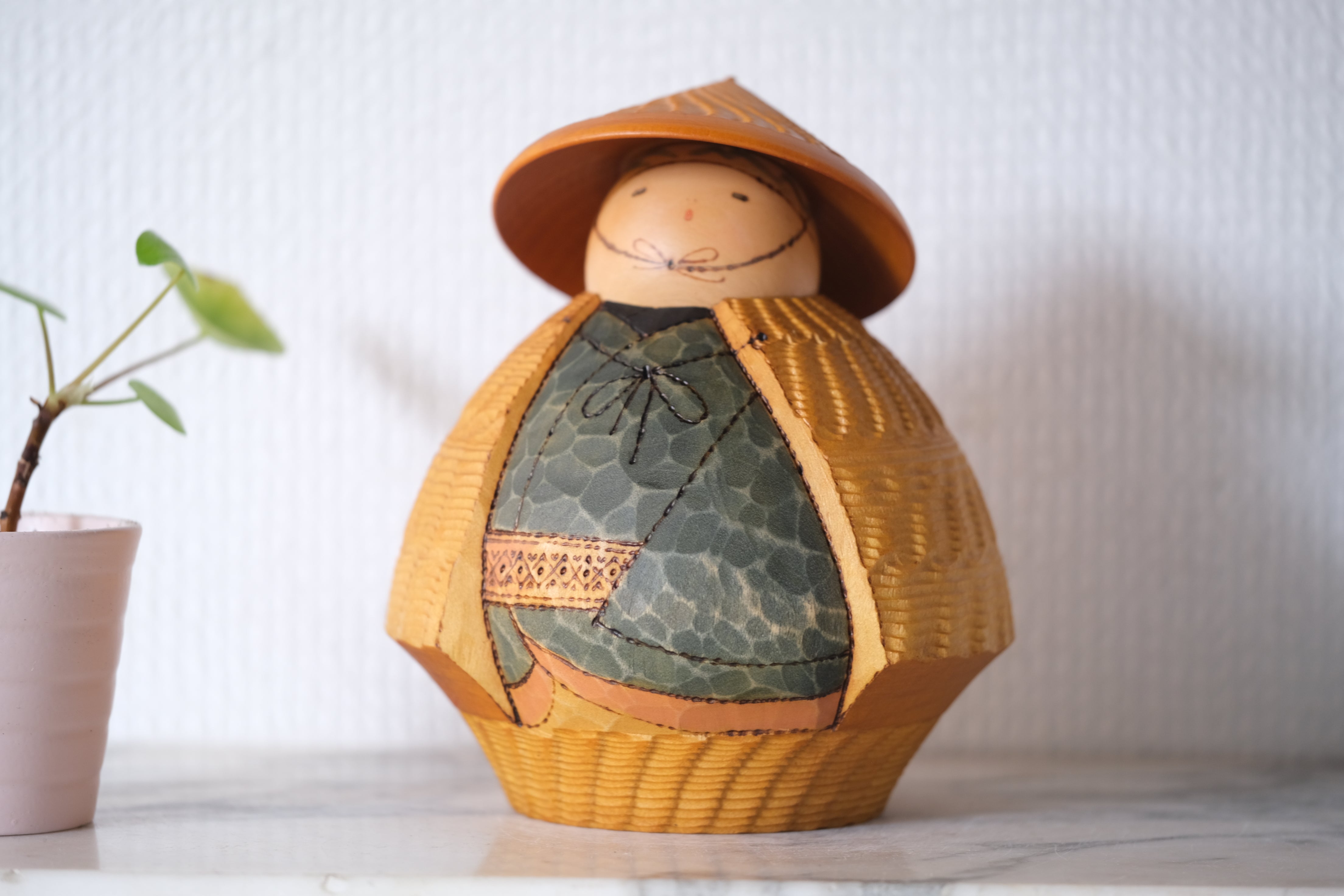 Exclusive Vintage Sosaku Kokeshi by Sansaku Sekiguchi 関口 三作 (1925-2018) | Titled: 'Ikusanga - Going to the mountains'| 14,5 cm