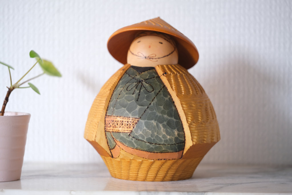 Exclusive Vintage Sosaku Kokeshi by Sansaku Sekiguchi 関口 三作 (1925-2018) | Titled: 'Ikusanga - Going to the mountains'| 14,5 cm