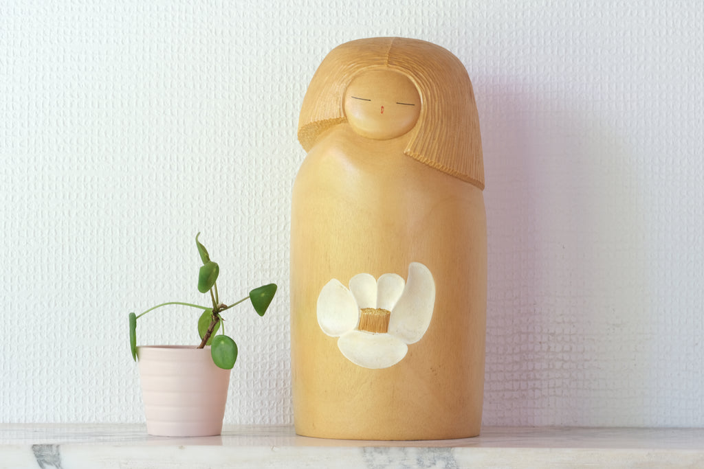 Exclusive Vintage Sosaku Kokeshi by Watanabe Yuji 渡辺雄二 (1951-) | Title: White Camellia  白い椿 | 26,5 cm