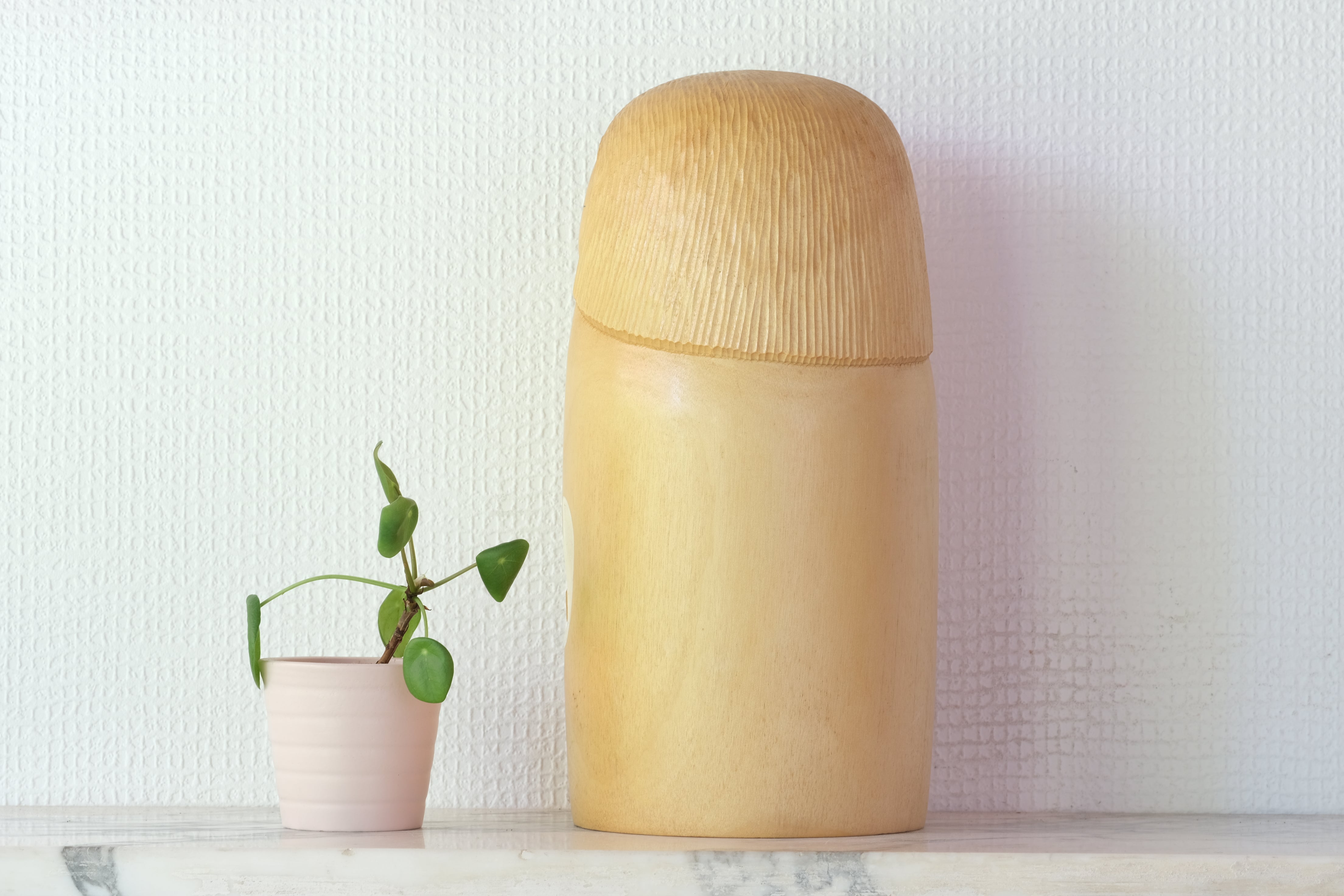 Exclusive Vintage Sosaku Kokeshi by Watanabe Yuji 渡辺雄二 (1951-) | Title: White Camellia  白い椿 | 26,5 cm