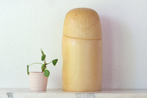 Exclusive Vintage Sosaku Kokeshi by Watanabe Yuji 渡辺雄二 (1951-) | Title: White Camellia  白い椿 | 26,5 cm