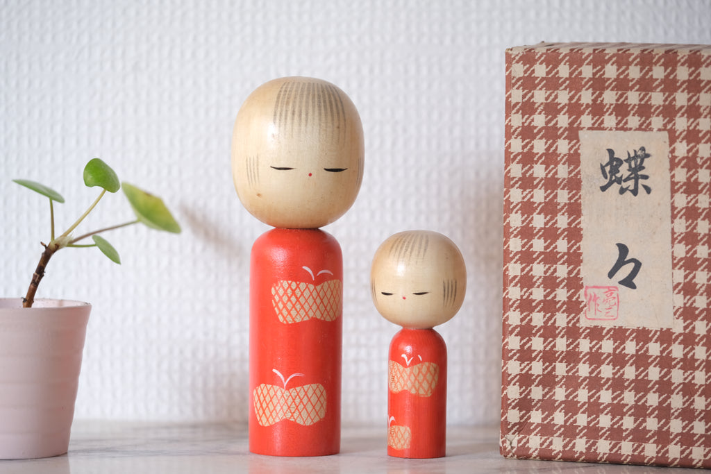 Set of Two Vintage Creative Kokeshi by Tsujita Ryozo 辻田亮三 (1923- ) | Titled: 蝶々 - Chōchō - Butterfly | With Original Box | 9 cm and 14,5 cm