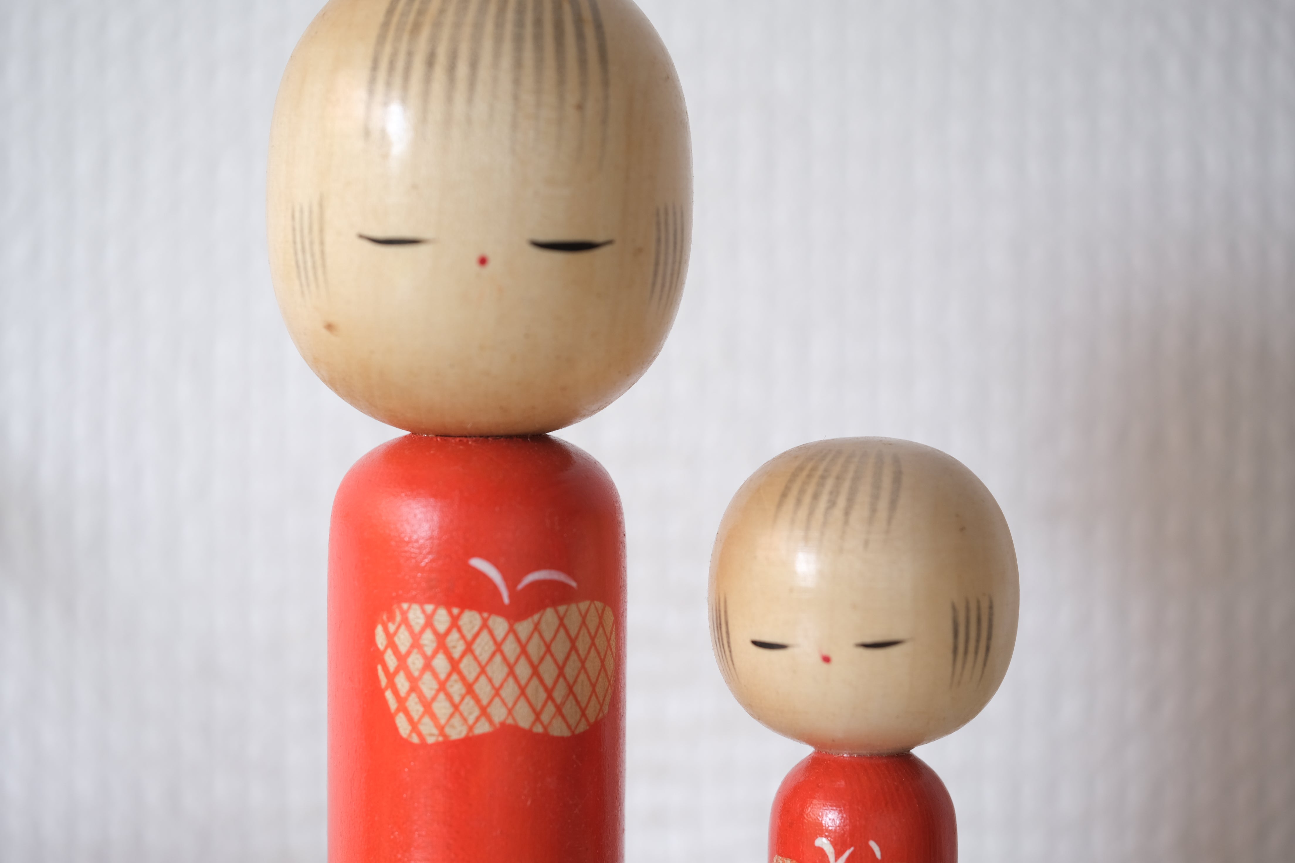 Set of Two Vintage Creative Kokeshi by Tsujita Ryozo 辻田亮三 (1923- ) | Titled: 蝶々 - Chōchō - Butterfly | With Original Box | 9 cm and 14,5 cm