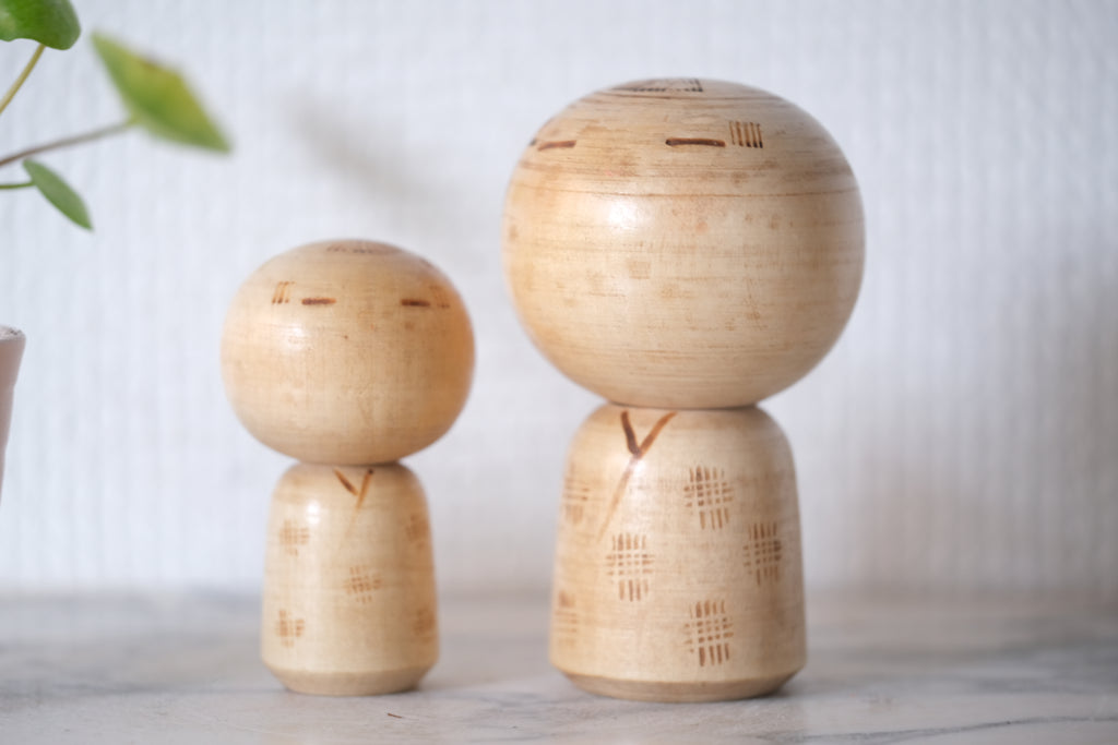 Two Cute Vintage Creative Kokeshi by Kenichi Murakami 村上けんー (1929 - ) | 7 cm and 9,5 cm