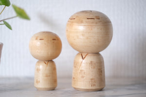 Two Cute Vintage Creative Kokeshi by Kenichi Murakami 村上けんー (1929 - ) | 7 cm and 9,5 cm