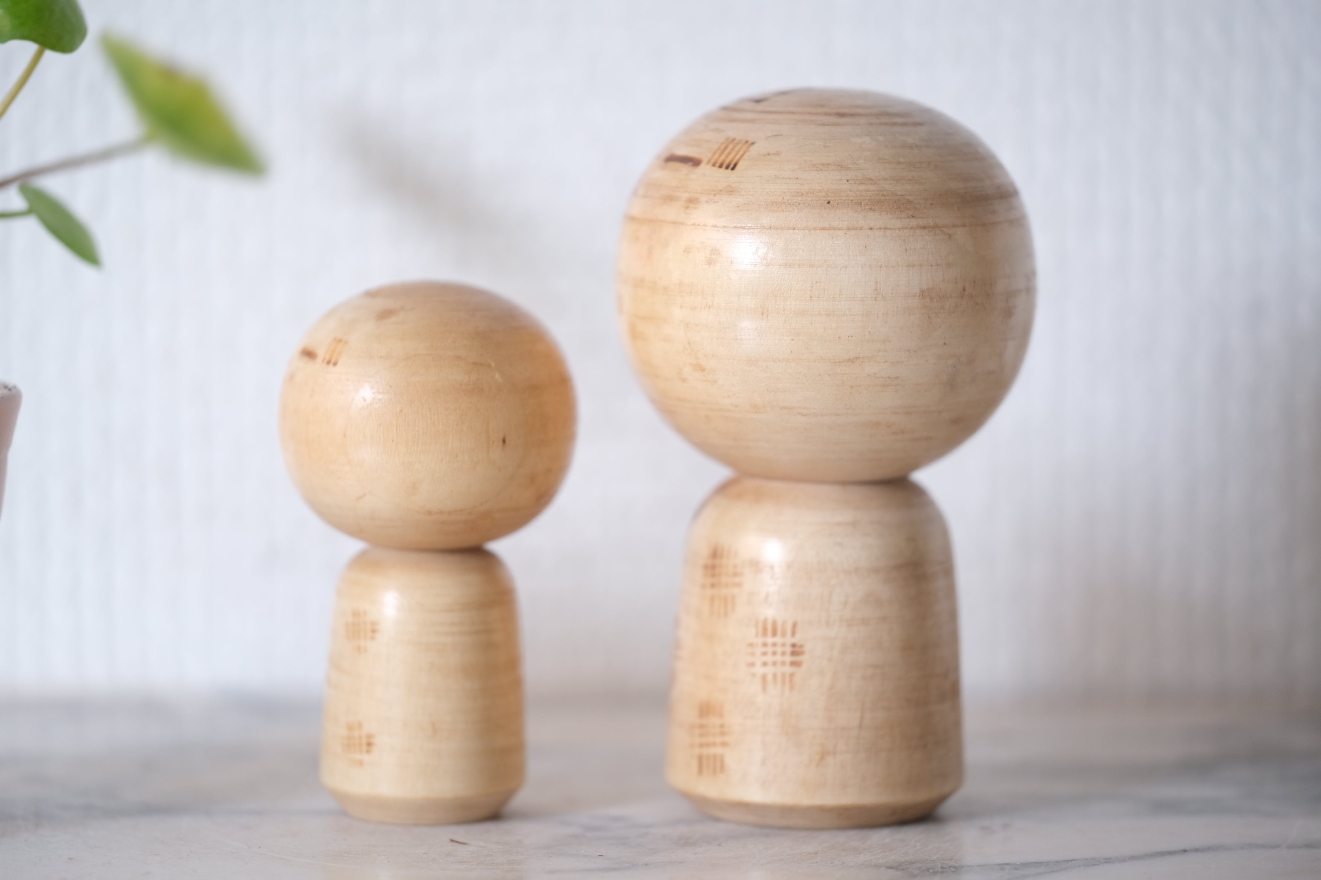 Two Cute Vintage Creative Kokeshi by Kenichi Murakami 村上けんー (1929 - ) | 7 cm and 9,5 cm