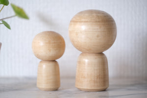 Two Cute Vintage Creative Kokeshi by Kenichi Murakami 村上けんー (1929 - ) | 7 cm and 9,5 cm