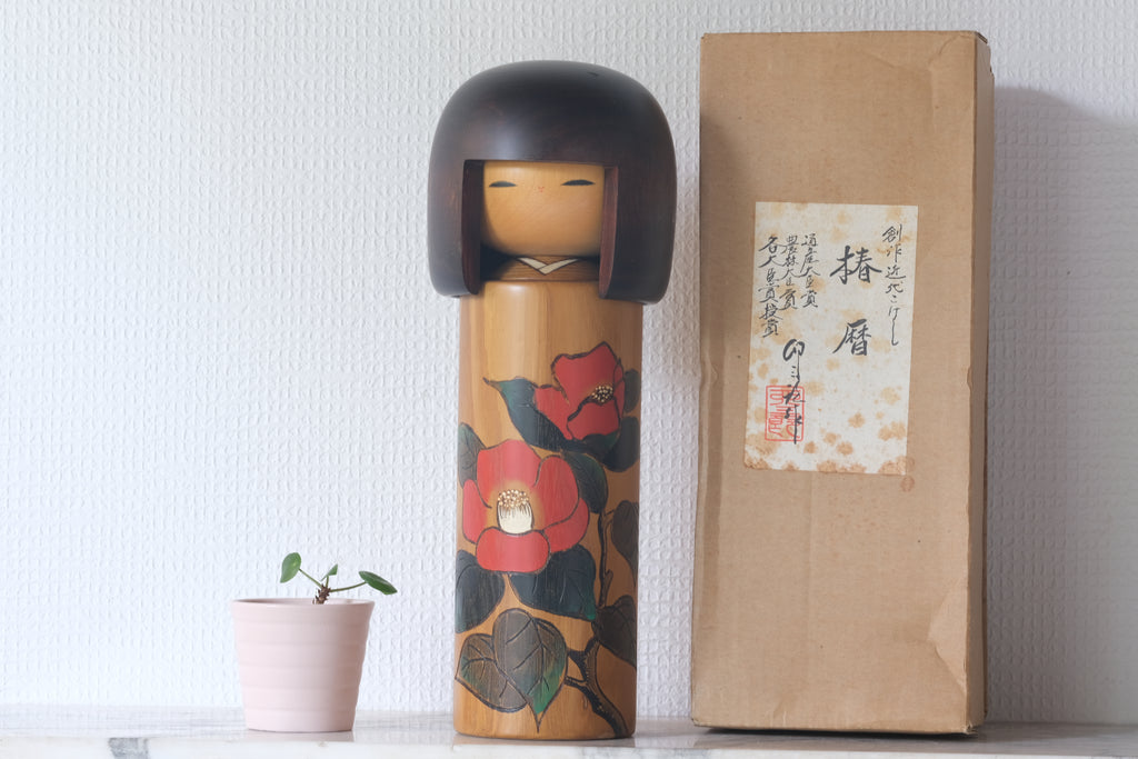 Gumma Kokeshi by Usaburo | Tiltled: 'Tsubakikoyomi' | With Original Box | 30,5 cm