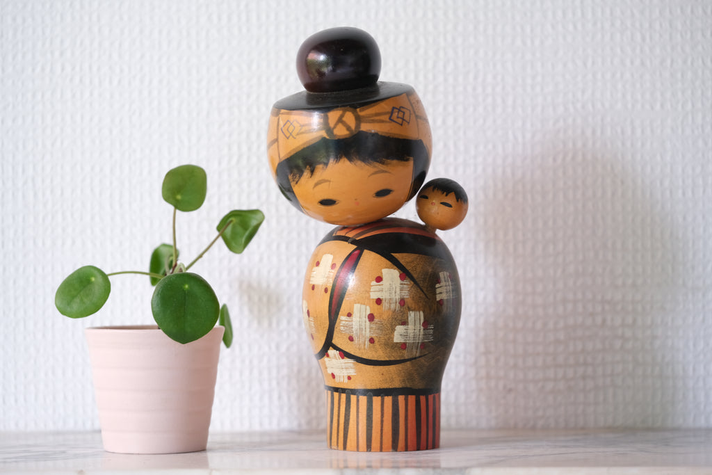 Vintage Creative Kokeshi by Miyashita Hajime (1940-retired) | Oshin - Babysitter | 19,5 cm