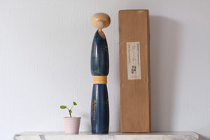 Large Vintage Sosaku Kokeshi By Sato Suigai (1920- ) | Titled: 'Semishigure - Chorus of the Cicadas' | With Original Box | 44,5 cm