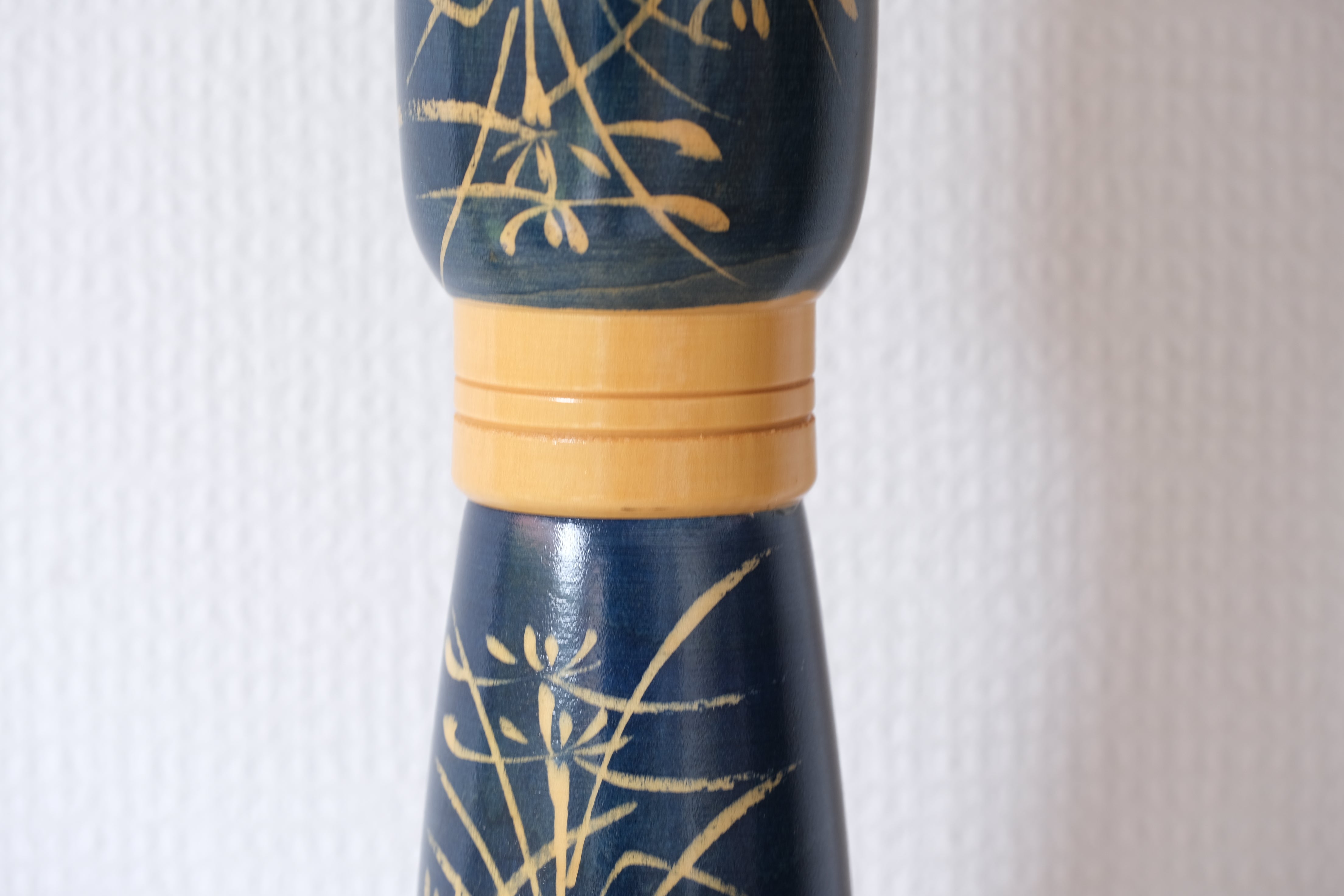 Large Vintage Sosaku Kokeshi By Sato Suigai (1920- ) | Titled: 'Semishigure - Chorus of the Cicadas' | With Original Box | 44,5 cm