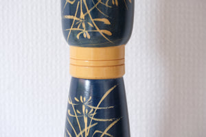 Large Vintage Sosaku Kokeshi By Sato Suigai (1920- ) | Titled: 'Semishigure - Chorus of the Cicadas' | With Original Box | 44,5 cm