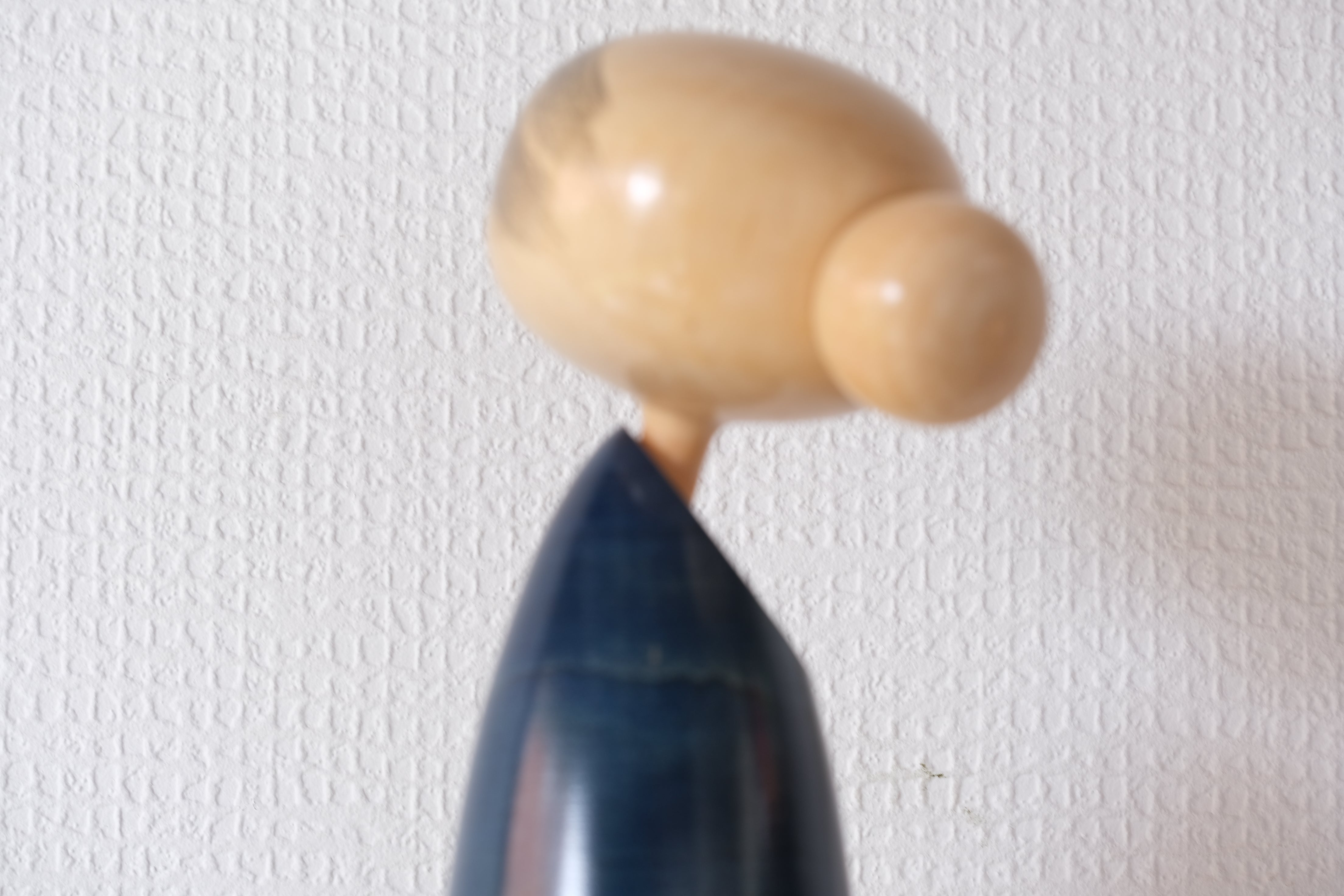 Large Vintage Sosaku Kokeshi By Sato Suigai (1920- ) | Titled: 'Semishigure - Chorus of the Cicadas' | With Original Box | 44,5 cm