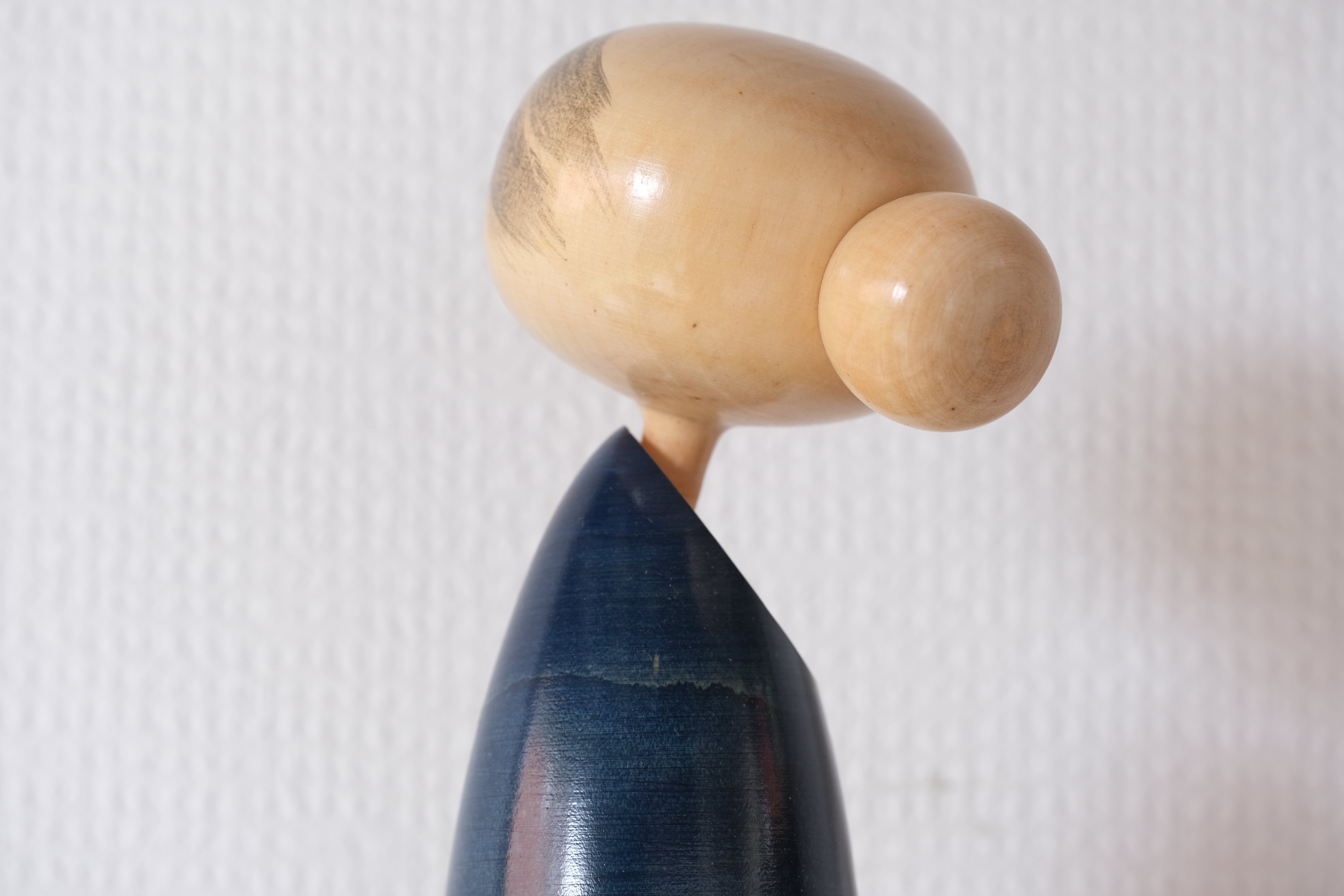 Large Vintage Sosaku Kokeshi By Sato Suigai (1920- ) | Titled: 'Semishigure - Chorus of the Cicadas' | With Original Box | 44,5 cm