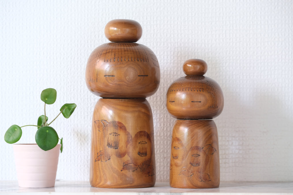 Set of Two Vintage Creative Kokeshi by Kazuo Takamizawa 高見沢一夫 (1927-) | Mother and Child | Dated: 1976 | 17,5 cm and 23 cm