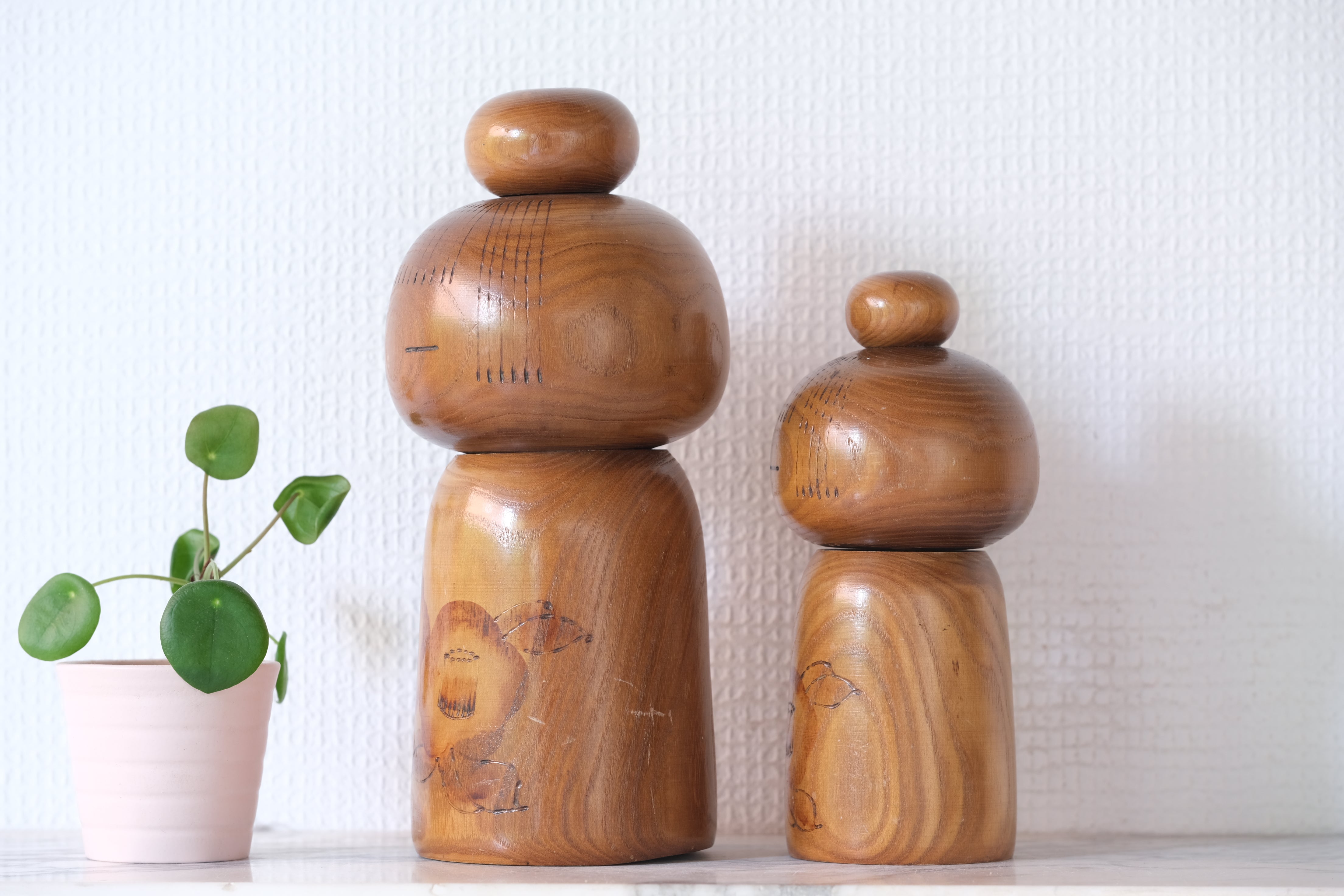 Set of Two Vintage Creative Kokeshi by Kazuo Takamizawa 高見沢一夫 (1927-) | Mother and Child | Dated: 1976 | 17,5 cm and 23 cm