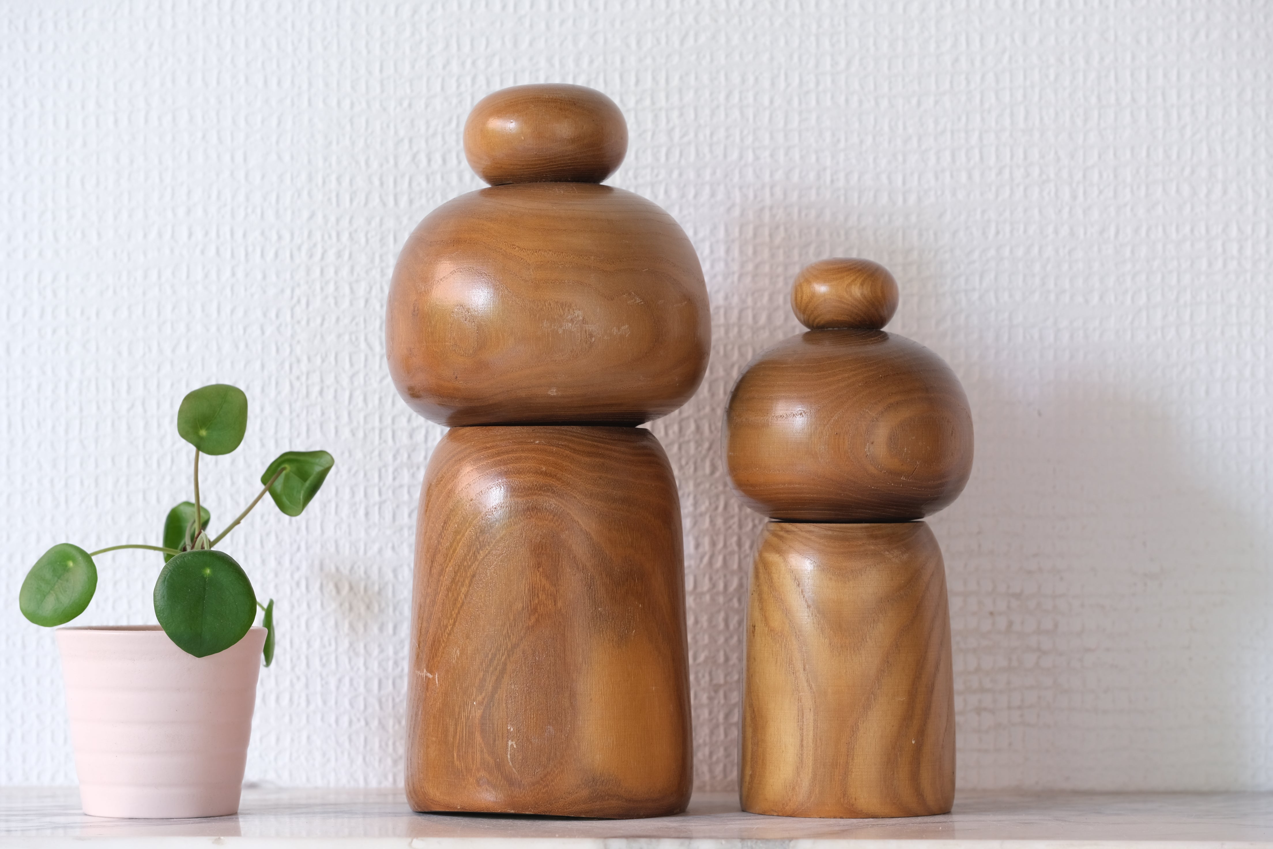 Set of Two Vintage Creative Kokeshi by Kazuo Takamizawa 高見沢一夫 (1927-) | Mother and Child | Dated: 1976 | 17,5 cm and 23 cm