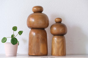 Set of Two Vintage Creative Kokeshi by Kazuo Takamizawa 高見沢一夫 (1927-) | Mother and Child | Dated: 1976 | 17,5 cm and 23 cm