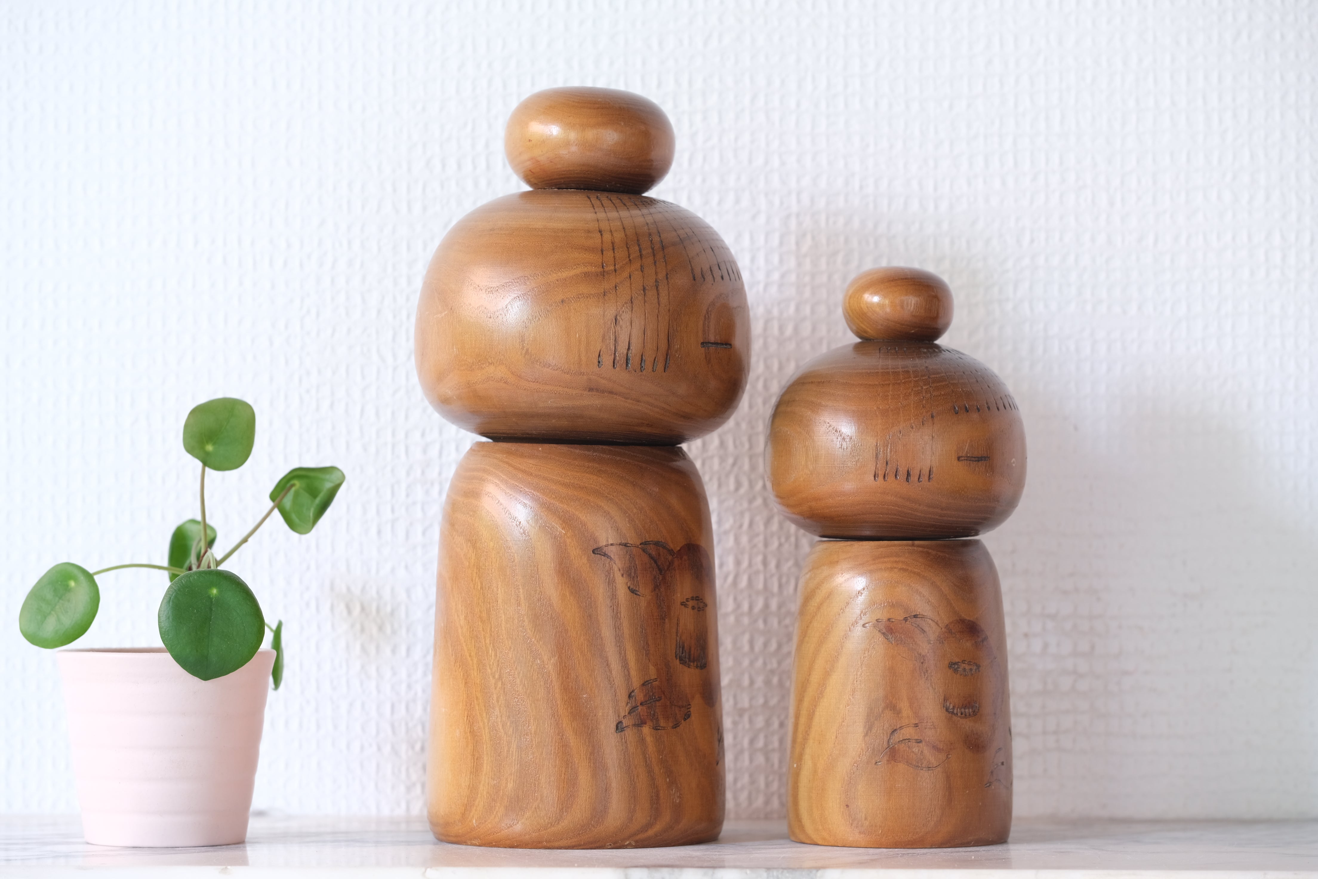 Set of Two Vintage Creative Kokeshi by Kazuo Takamizawa 高見沢一夫 (1927-) | Mother and Child | Dated: 1976 | 17,5 cm and 23 cm