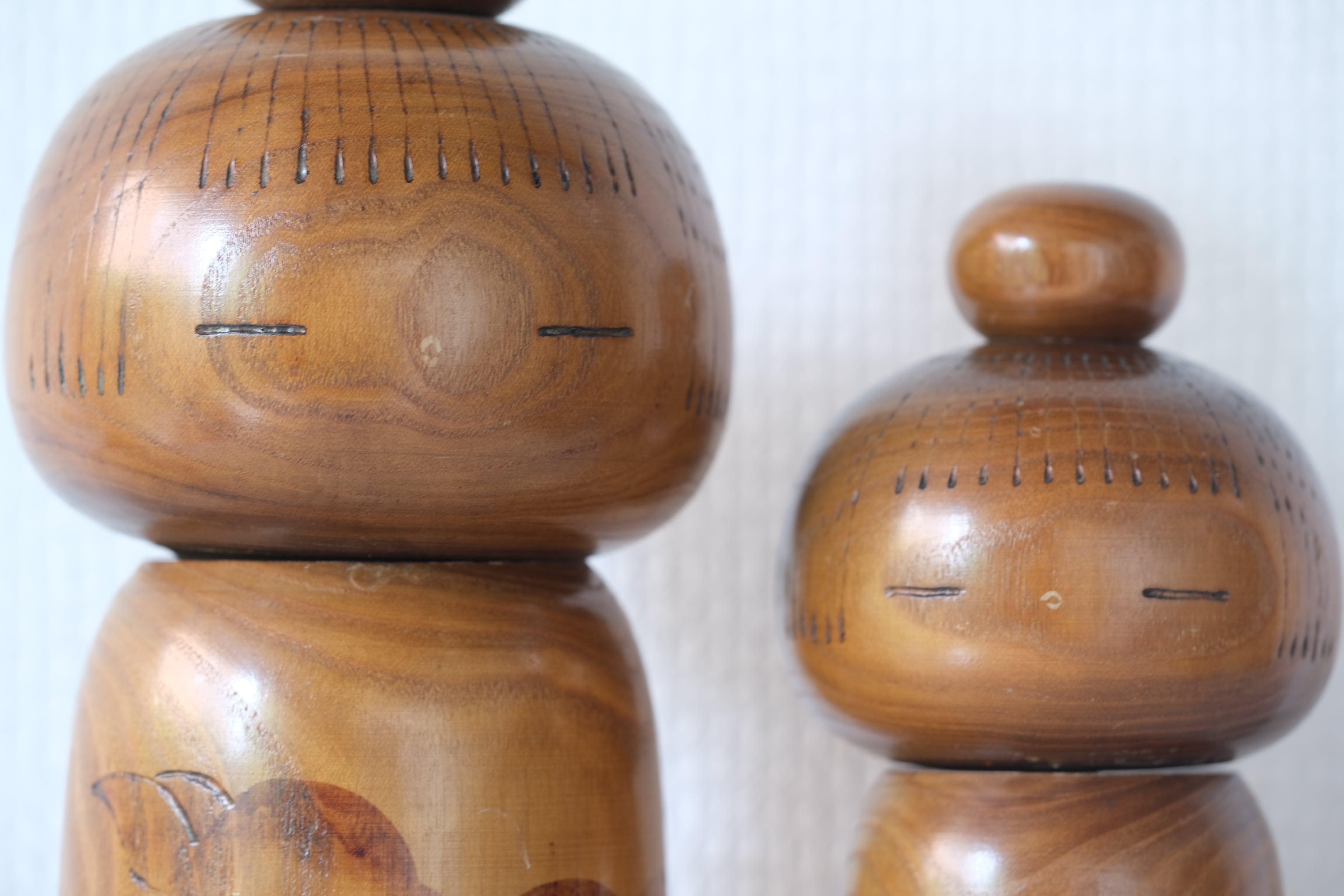 Set of Two Vintage Creative Kokeshi by Kazuo Takamizawa 高見沢一夫 (1927-) | Mother and Child | Dated: 1976 | 17,5 cm and 23 cm