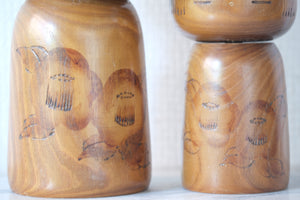 Set of Two Vintage Creative Kokeshi by Kazuo Takamizawa 高見沢一夫 (1927-) | Mother and Child | Dated: 1976 | 17,5 cm and 23 cm
