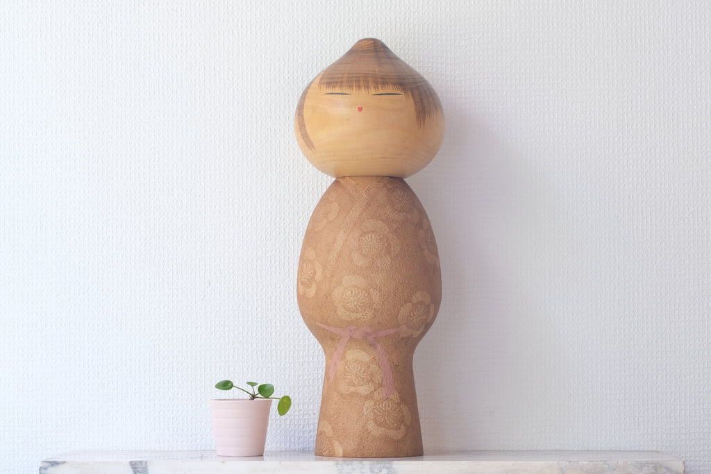 Rare Large Famous Vintage Mushin Kokeshi By Watanabe Masao 渡辺正雄 (1917-2007) | Pink Ribbon | 42,5 cm