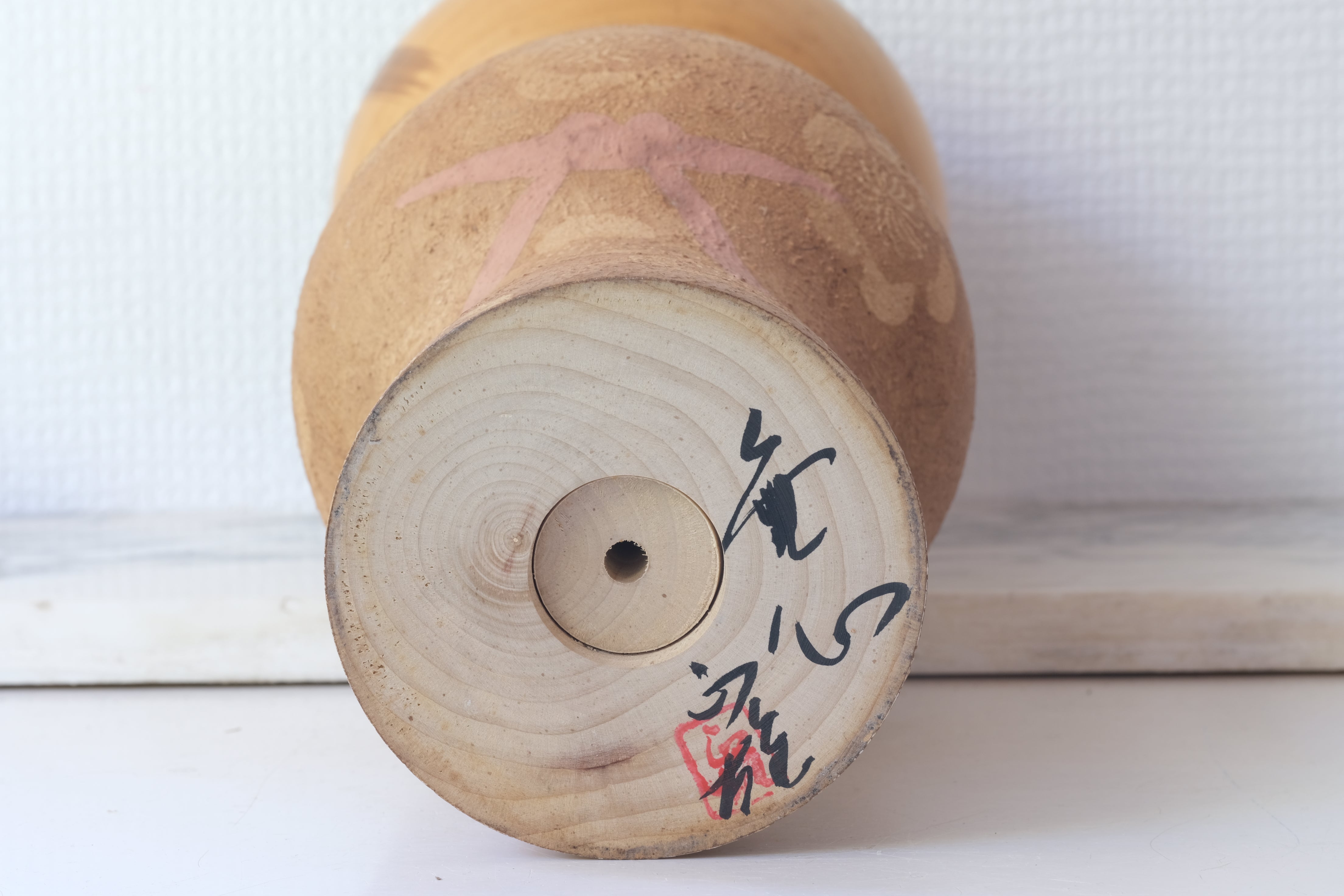 Rare Large Famous Vintage Mushin Kokeshi By Watanabe Masao 渡辺正雄 (1917-2007) | Pink Ribbon | 42,5 cm