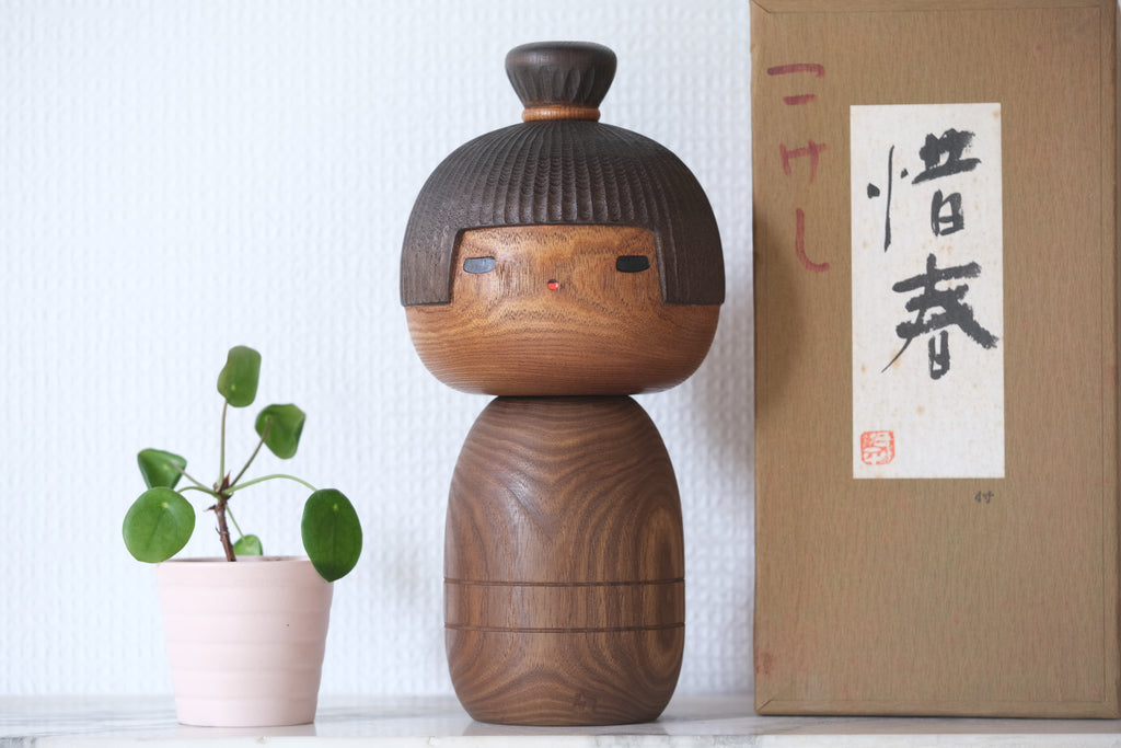 Exclusive Vintage Creative Kokeshi by Sanpei Yamanaka 山中三平 (1926-2012) | Titel: 惜春 - Sekishun | With Original Box | 24,5 cm