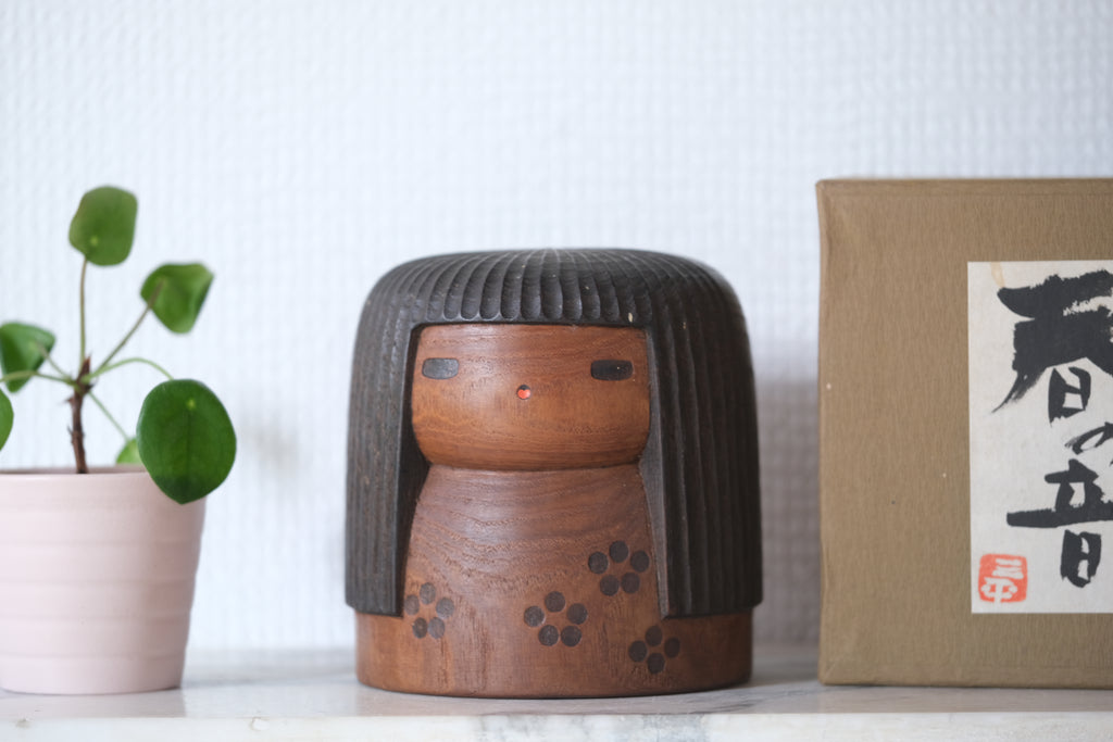 Exclusive Vintage Creative Kokeshi by Sanpei Yamanaka 山中三平 (1926-2012) | Titled: 春の音 - Harunone - Sound of Spring | With Original Box | 11,5 cm