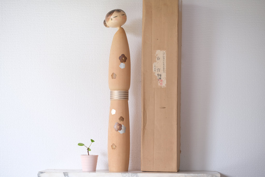 Exclusive Vintage Sosaku Kokeshi by Sato Suigai (1920-) | Titled: 春宵 - Shunshō - Spring Evening | With Original Box | 61 cm