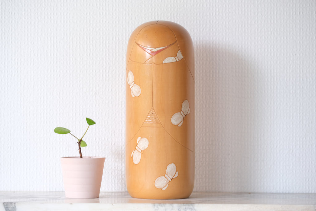 Vintage Gumma Kokeshi with Butterflies by Iguchi Satoru (1948 - ) | 25,5 cm