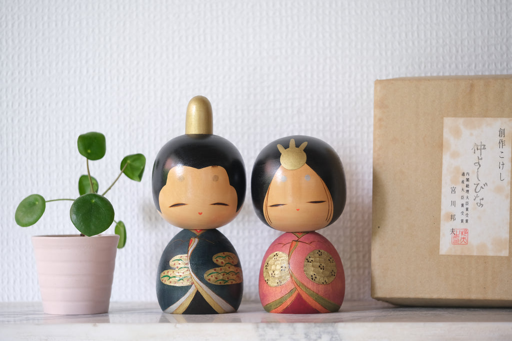 Pair of Vintage Kokeshi by Miyagawa Kunio 宮川邦夫 (1933-) | Titled: 仲よしびな - Good Friends Dolls | 13 cm and 16,5 cm