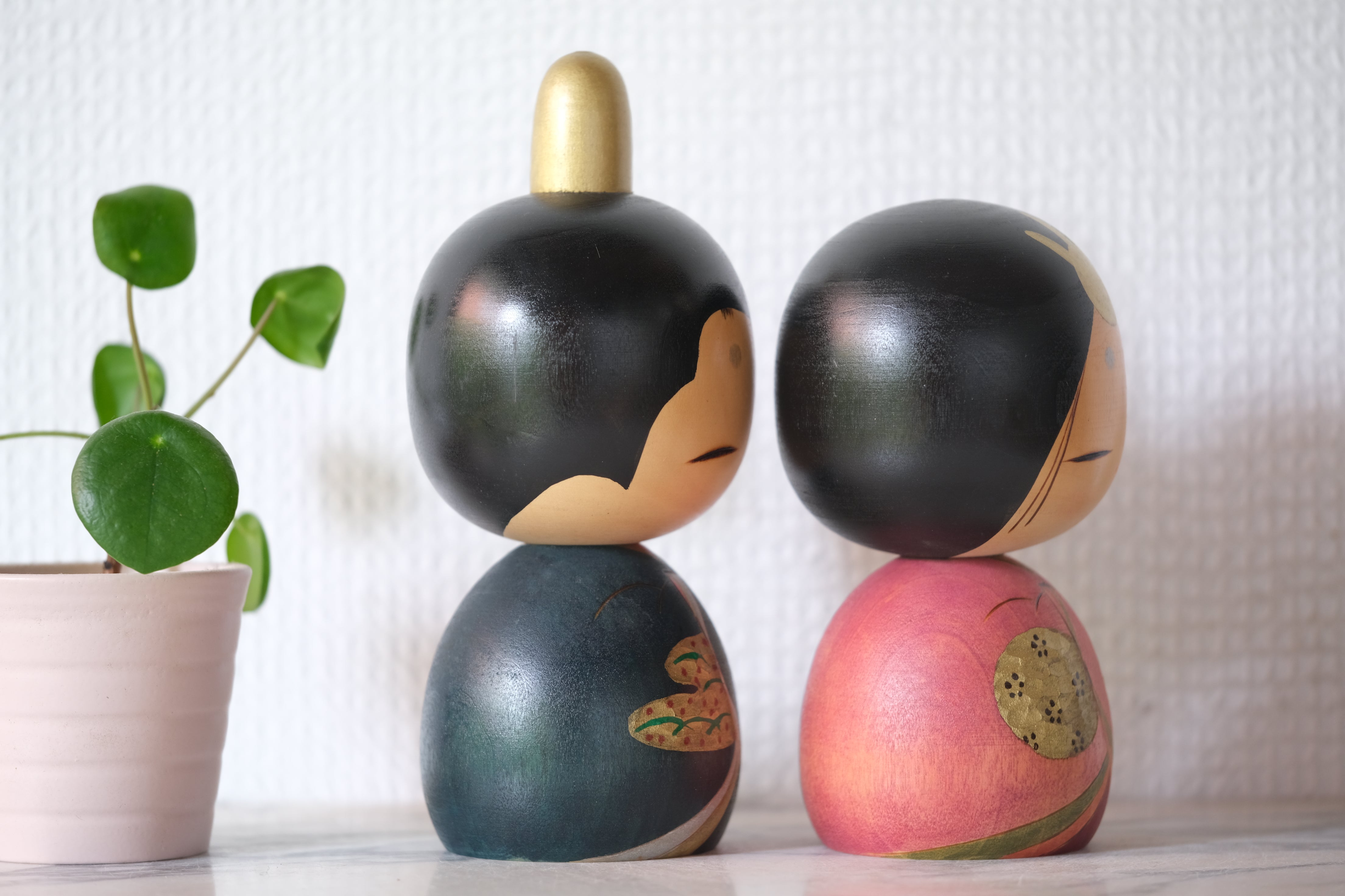 Pair of Vintage Kokeshi by Miyagawa Kunio 宮川邦夫 (1933-) | Titled: 仲よしびな - Good Friends Dolls | 13 cm and 16,5 cm