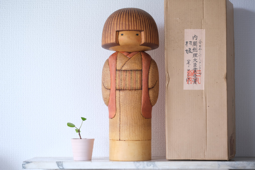 Exclusive Vintage Kokeshi by Sansaku Sekiguchi (1925-2018) | Titled: 村娘 - Village Girl | With Original Box | 41,5 cm