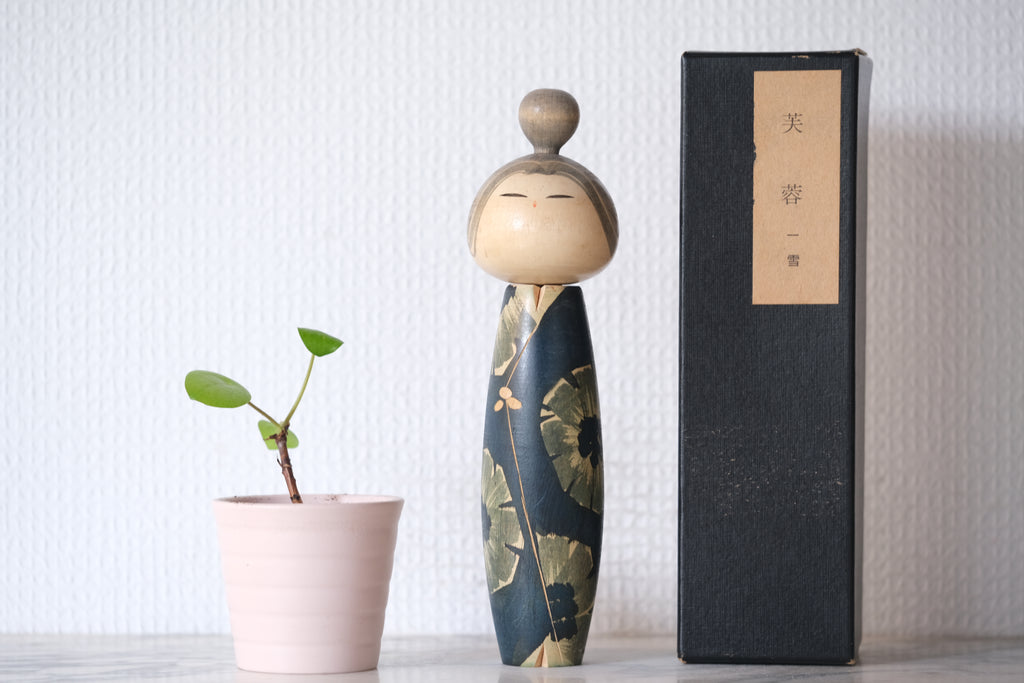 Exclusive Vintage Creative Kokeshi By Issetsu Kuribayashi (1924-2011) | Titled: 'Kiku - Chrysanthemum' | With Original Box | 20,5 cm