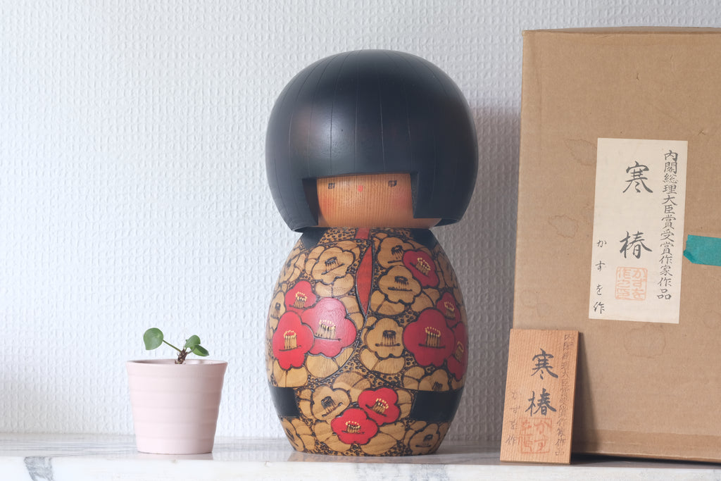 Vintage Gumma Kokeshi By Kazuo Takamizawa 高見沢一夫 (1927-) | Titled: 'Tsubaki - Camellia Flowers' | With Original Box | 25,5 cm