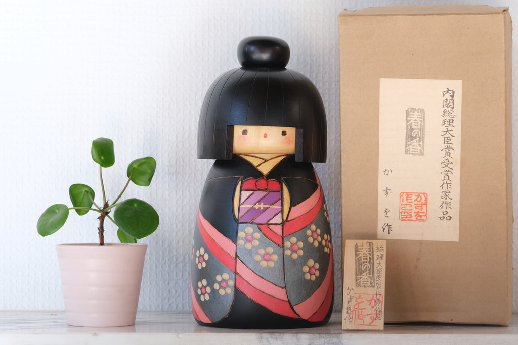 Rare Vintage Gumma Kokeshi By Kazuo Takamizawa (1927-) | Titel: 春の香 - Haru no ka - Spring Fragrance | 21,5 cm