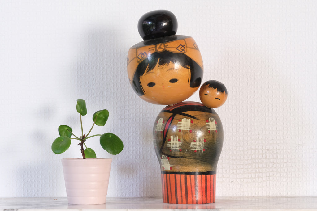 Vintage Creative Kokeshi by Miyashita Hajime (1940-retired) | Oshin - Babysitter | 24,5 cm