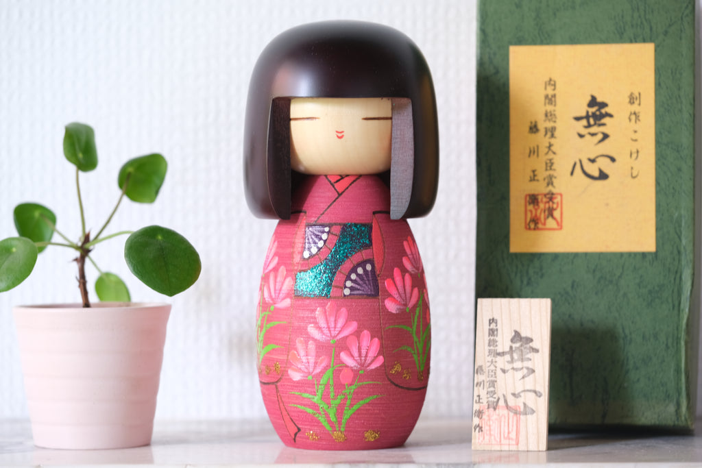 Vintage Gumma Kokeshi by Masae Fujikawa 藤川正衛 (1942-2015) | Titled: 無心 - Mushin - Innocence  | With Original Box | 17,5 cm