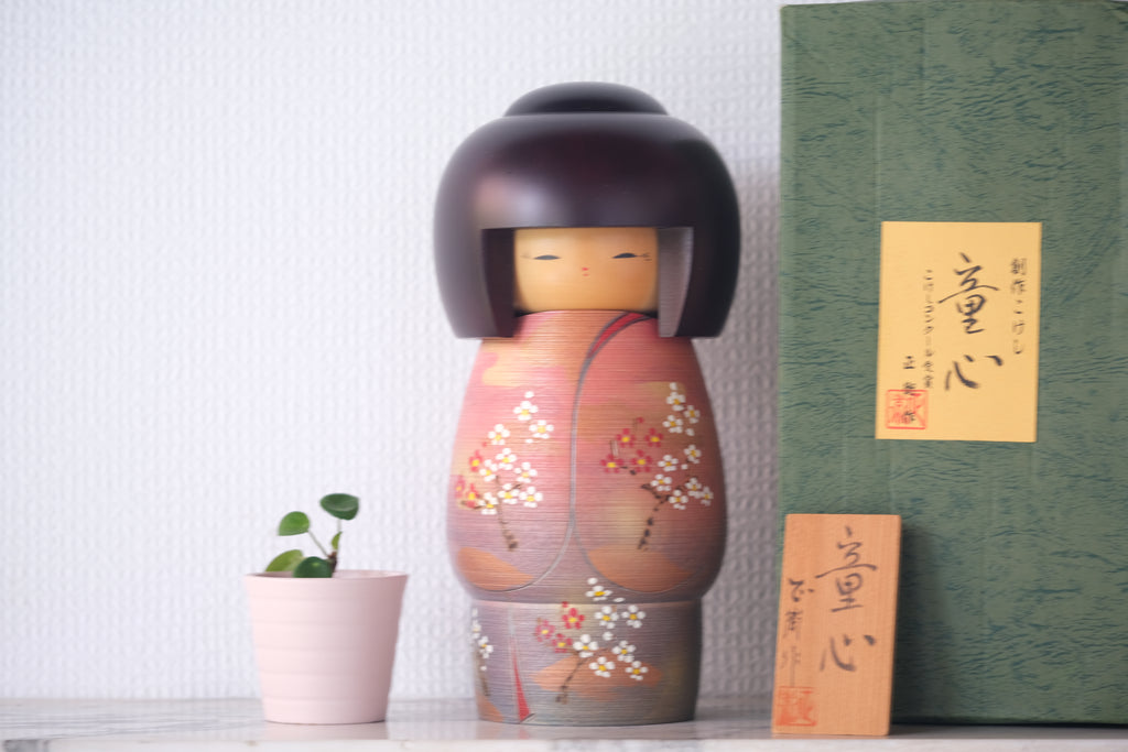 Gumma Kokeshi by Masae Fujikawa (1942-2015) | Titled: 'Doshin' | With Original Box | 25,5 cm