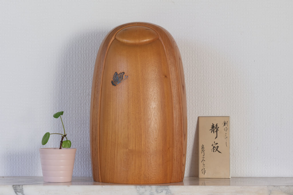 Exclusive Vintage Sosaku Kokeshi by Fumio Tomidokoro 富所ふみを (1948-) | Titled: 静寂 - Shijima - Silence | 28,5 cm