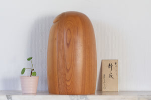 Exclusive Vintage Sosaku Kokeshi by Fumio Tomidokoro 富所ふみを (1948-) | Titled: 静寂 - Shijima - Silence | 28,5 cm