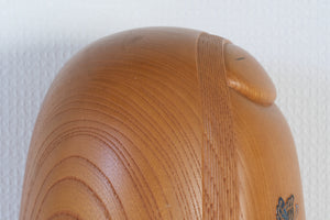 Exclusive Vintage Sosaku Kokeshi by Fumio Tomidokoro 富所ふみを (1948-) | Titled: 静寂 - Shijima - Silence | 28,5 cm