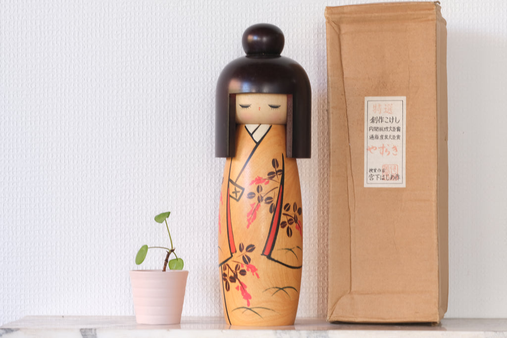 Large Vintage Sosaku Kokeshi by Miyashita Hajime 宮下 はじめ (1940-) | Titled: やすらぎ - Yasuragi - Peace | With Original Box | 33,5 cm