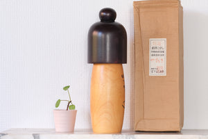 Large Vintage Sosaku Kokeshi by Miyashita Hajime 宮下 はじめ (1940-) | Titled: やすらぎ - Yasuragi - Peace | With Original Box | 33,5 cm