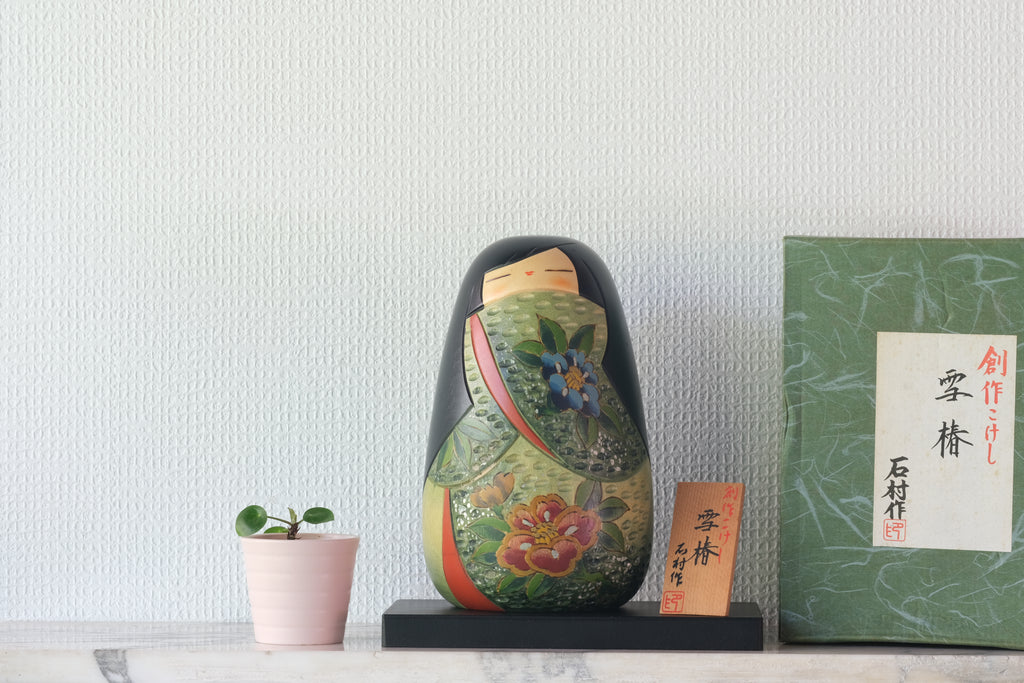 Exclusive Vintage Sosaku Kokeshi with Winter Camellia by Ishimura 石村 | With Original Box | 20,5 cm