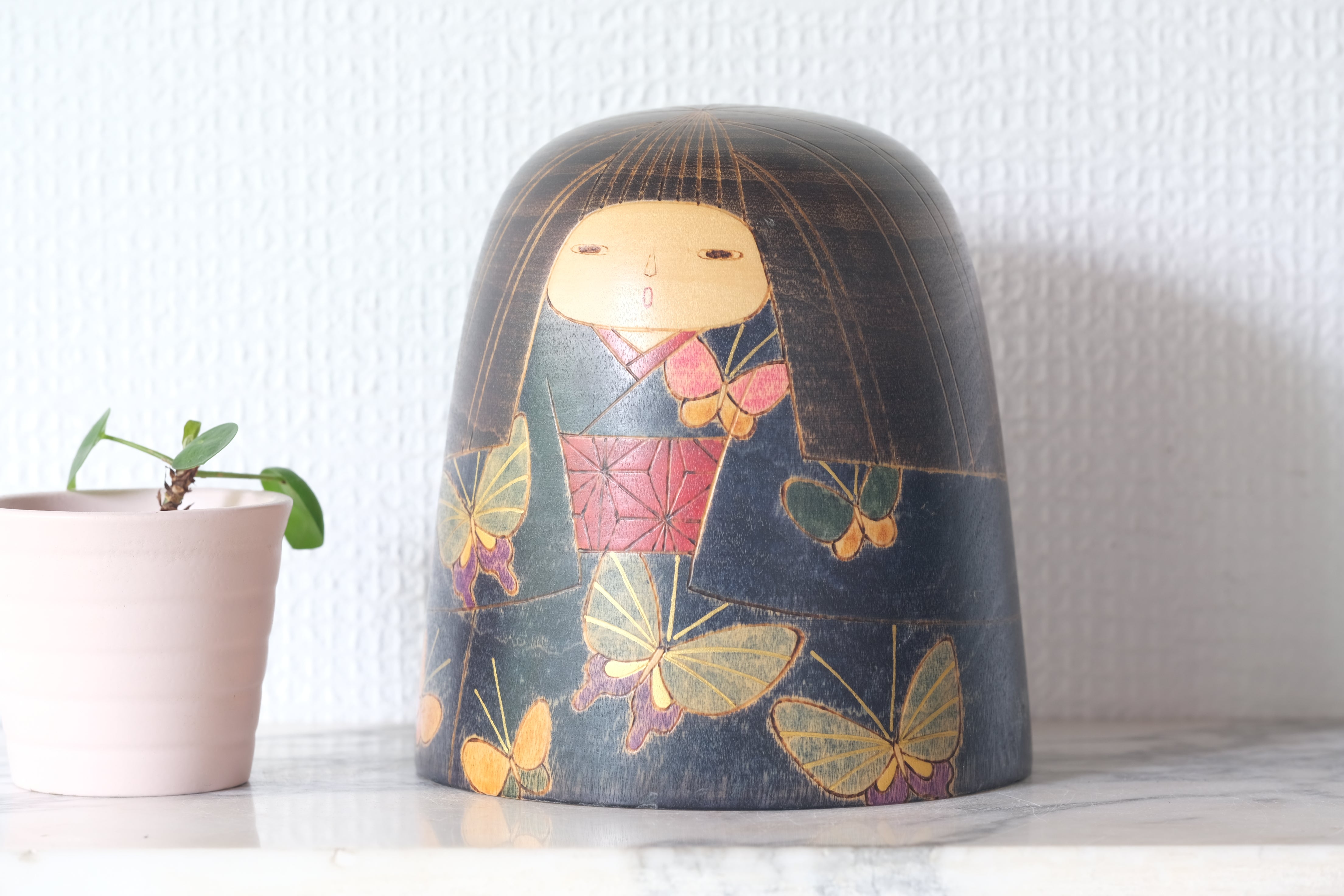 Rare Vintage Kokeshi with Butterflies by 遊木 | 13,5 cm