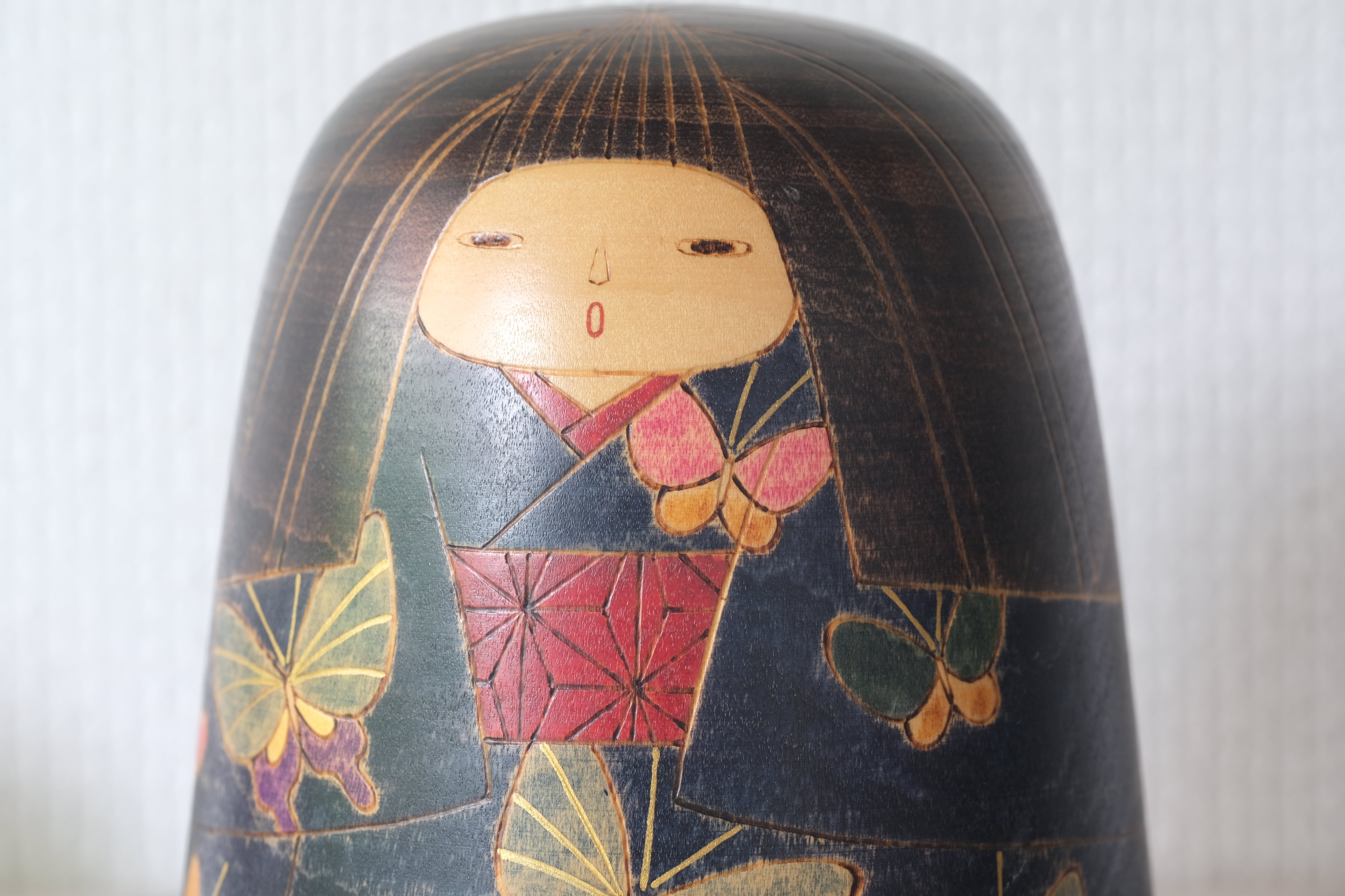 Rare Vintage Kokeshi with Butterflies by 遊木 | 13,5 cm