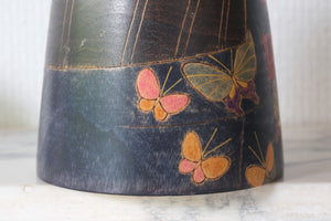 Rare Vintage Kokeshi with Butterflies by 遊木 | 13,5 cm